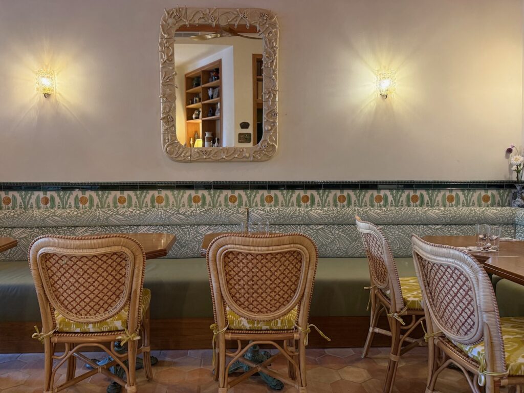 Louison est un restaurant d’hôtel qui propose une cuisine brasserie 7 jours sur 7 de quoi grignoter et siroter toute la journée. (salle )