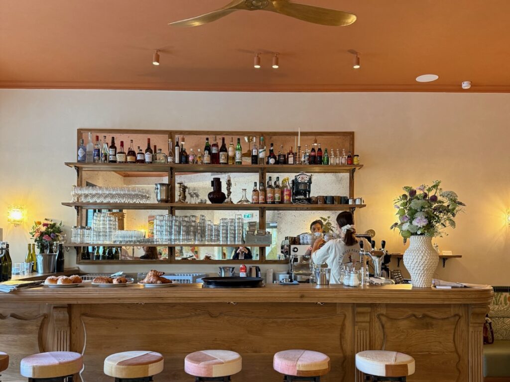 Louison est un restaurant d’hôtel qui propose une cuisine brasserie 7 jours sur 7 de quoi grignoter et siroter toute la journée. (bar)