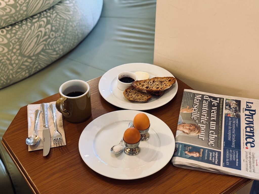 Louison est un restaurant d’hôtel qui propose une cuisine brasserie 7 jours sur 7 de quoi grignoter et siroter toute la journée. (oeufs)