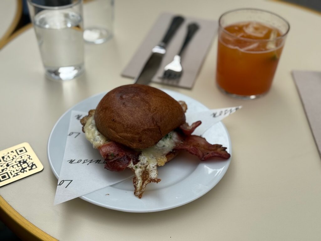 Louison est un restaurant d’hôtel qui propose une cuisine brasserie 7 jours sur 7 de quoi grignoter et siroter toute la journée. (egg bun)