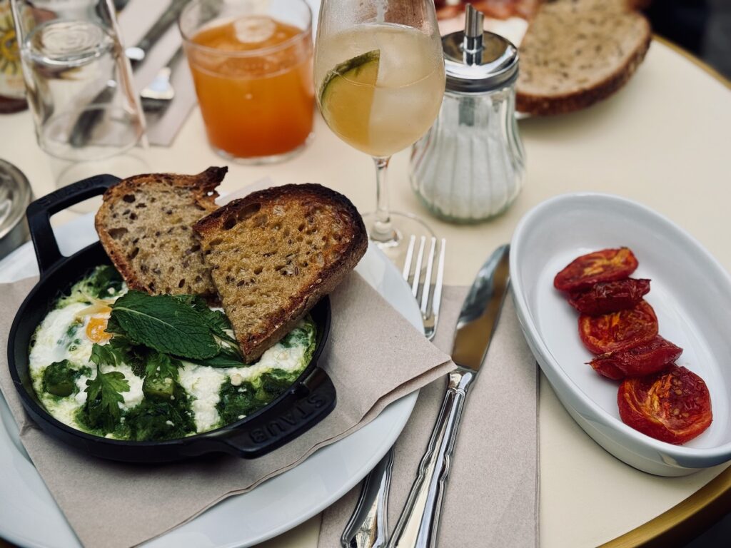 Louison est un restaurant d’hôtel qui propose une cuisine brasserie 7 jours sur 7 de quoi grignoter et siroter toute la journée. (brunch 2)