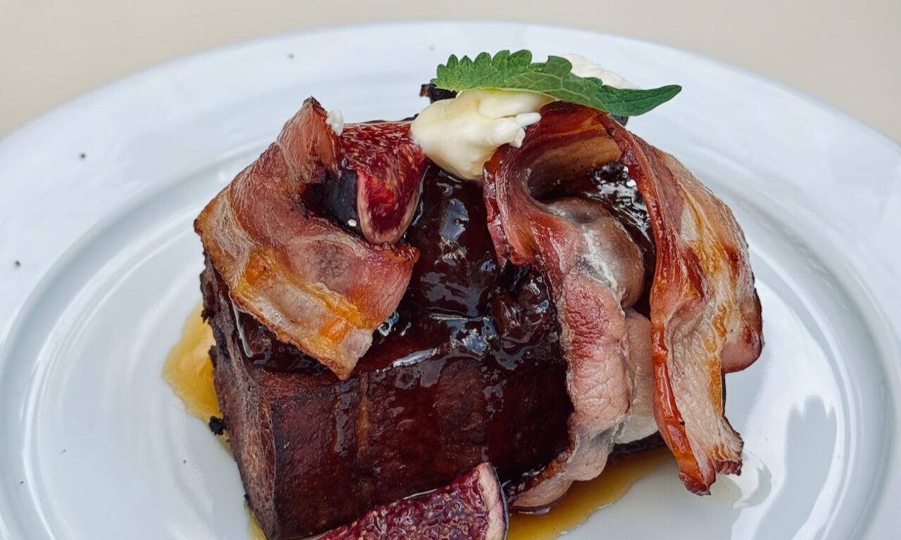 Louison est un restaurant d’hôtel qui propose une cuisine brasserie 7 jours sur 7 de quoi grignoter et siroter toute la journée. ()