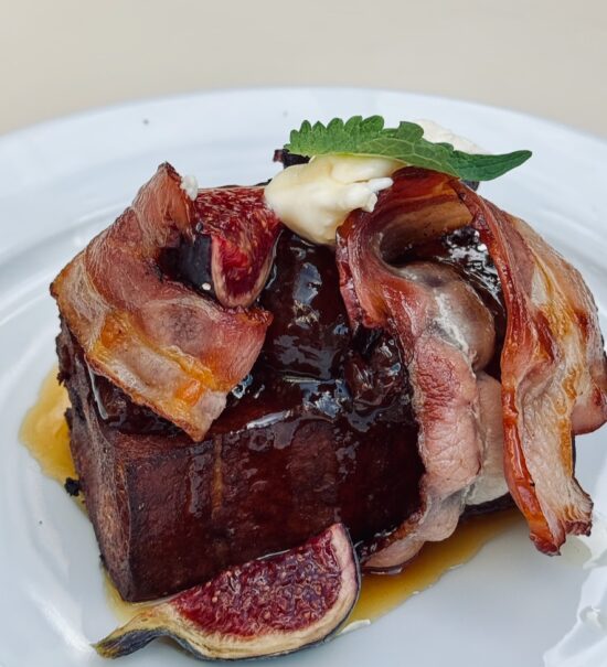 Louison est un restaurant d’hôtel qui propose une cuisine brasserie 7 jours sur 7 de quoi grignoter et siroter toute la journée. ( bacon)