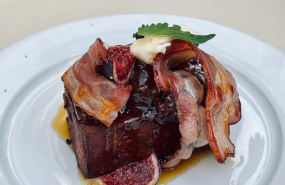 Louison est un restaurant d’hôtel qui propose une cuisine brasserie 7 jours sur 7 de quoi grignoter et siroter toute la journée. ( bacon)