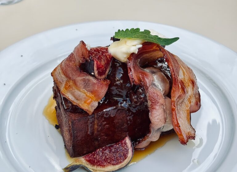 Louison est un restaurant d’hôtel qui propose une cuisine brasserie 7 jours sur 7 de quoi grignoter et siroter toute la journée. ( bacon)