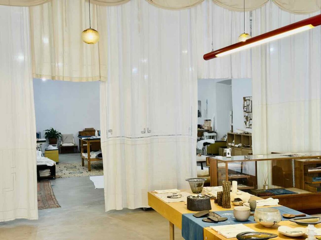 Œuvres sensibles est l'atelier-boutique de Sarah Espeute qui accueille 15 autres artistes et designers avec leurs réalisations en bois, céramique, tissu, métaux (showroom-