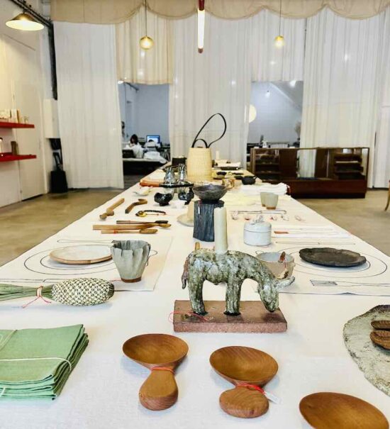 Œuvres sensibles est l'atelier-boutique de Sarah Espeute qui accueille 15 autres artistes et designers avec leurs réalisations en bois, céramique, tissu, métaux (table centrale)