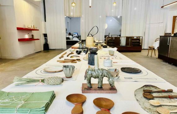 Œuvres sensibles est l'atelier-boutique de Sarah Espeute qui accueille 15 autres artistes et designers avec leurs réalisations en bois, céramique, tissu, métaux (table centrale)