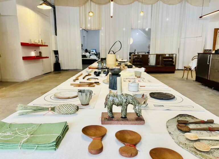 Œuvres sensibles est l'atelier-boutique de Sarah Espeute qui accueille 15 autres artistes et designers avec leurs réalisations en bois, céramique, tissu, métaux (table centrale)