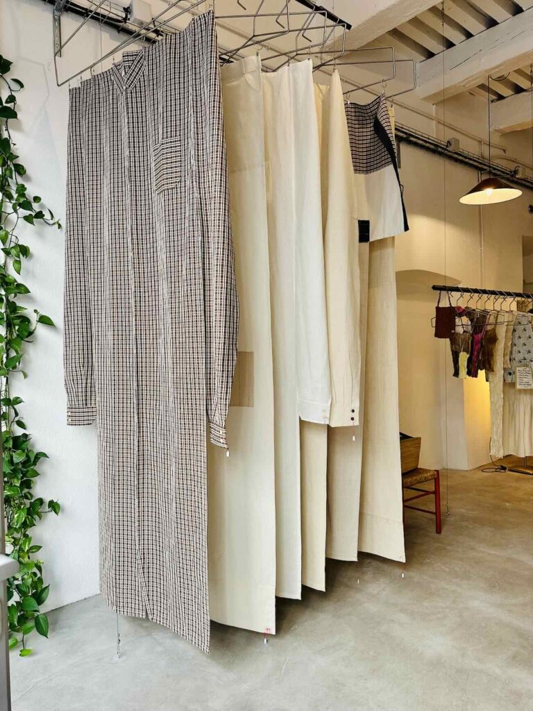 Œuvres sensibles est l'atelier-boutique de Sarah Espeute qui accueille 15 autres artistes et designers avec leurs réalisations en bois, céramique, tissu, métaux.(rideau-vêtements-