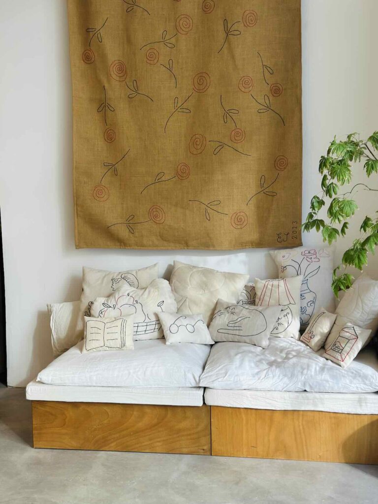 Œuvres sensibles est l'atelier-boutique de Sarah Espeute qui accueille 15 autres artistes et designers avec leurs réalisations en bois, céramique, tissu, métaux (coussins brodés)