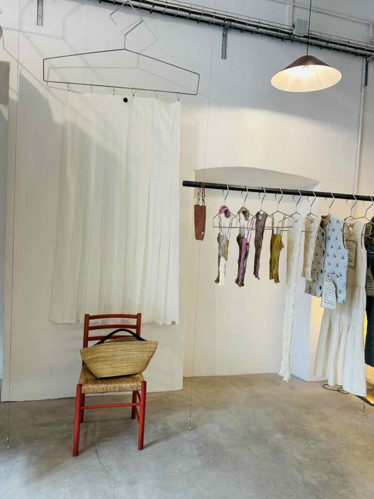 Œuvres sensibles est l'atelier-boutique de Sarah Espeute qui accueille 15 autres artistes et designers avec leurs réalisations en bois, céramique, tissu, métaux (vêtements recyclés)