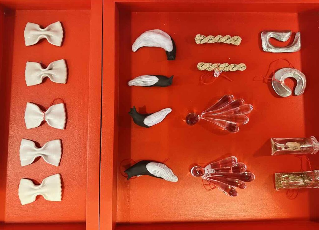 Œuvres sensibles est l'atelier-boutique de Sarah Espeute qui accueille 15 autres artistes et designers avec leurs réalisations en bois, céramique, tissu, métaux (porte-couteaux)