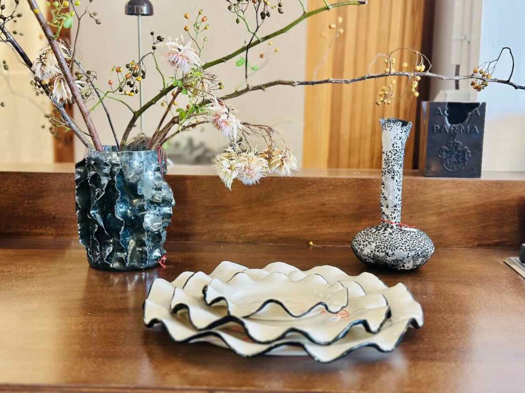 Œuvres sensibles est l'atelier-boutique de Sarah Espeute qui accueille 15 autres artistes et designers avec leurs réalisations en bois, céramique, tissu, métaux (assiettes)