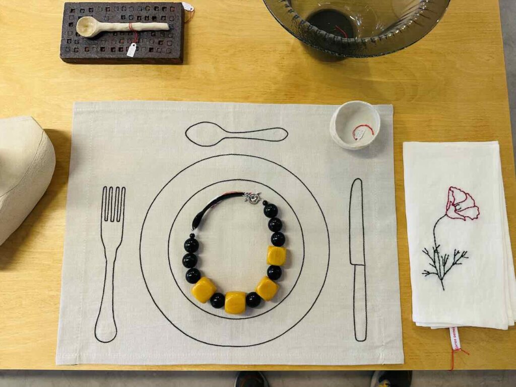 Œuvres sensibles est l'atelier-boutique de Sarah Espeute qui accueille 15 autres artistes et designers avec leurs réalisations en bois, céramique, tissu, métaux (set table)