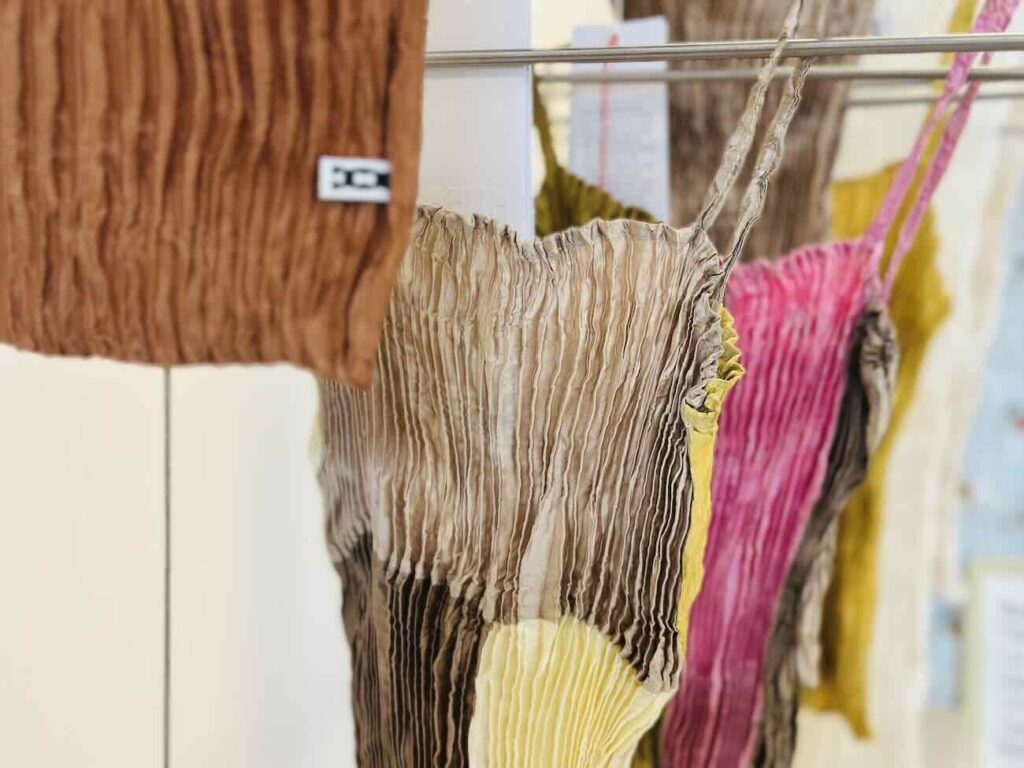 Œuvres sensibles est l'atelier-boutique de Sarah Espeute qui accueille 15 autres artistes et designers avec leurs réalisations en bois, céramique, tissu, métaux (vêtements)