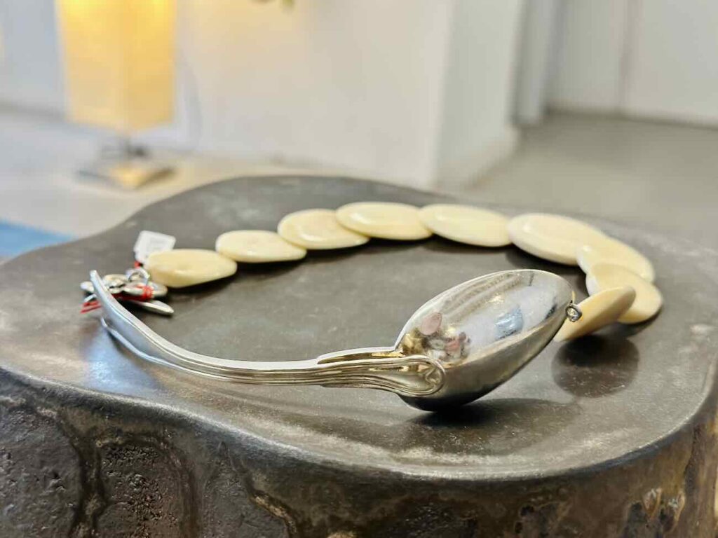 Œuvres sensibles est l'atelier-boutique de Sarah Espeute qui accueille 15 autres artistes et designers avec leurs réalisations en bois, céramique, tissu, métaux (collier-cuillère)