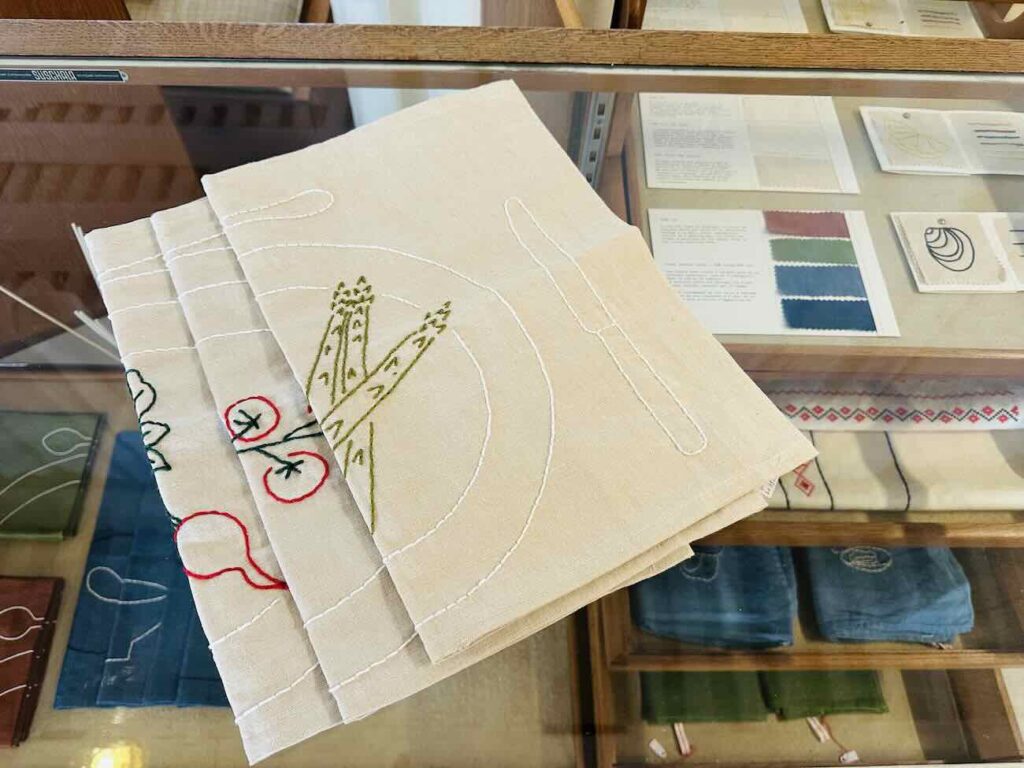 Œuvres sensibles est l'atelier-boutique de Sarah Espeute qui accueille 15 autres artistes et designers avec leurs réalisations en bois, céramique, tissu, métaux (serviettes)