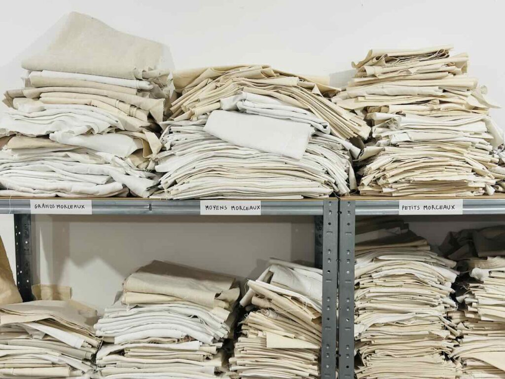 Œuvres sensibles est l'atelier-boutique de Sarah Espeute qui accueille 15 autres artistes et designers avec leurs réalisations en bois, céramique, tissu, métaux (chutes tissus)