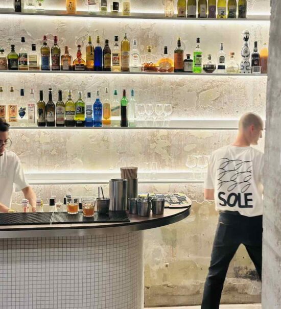 ole est une brasserie marseillaise contemporaine située en bas du quartier du Panier à Marseille (comptoir)