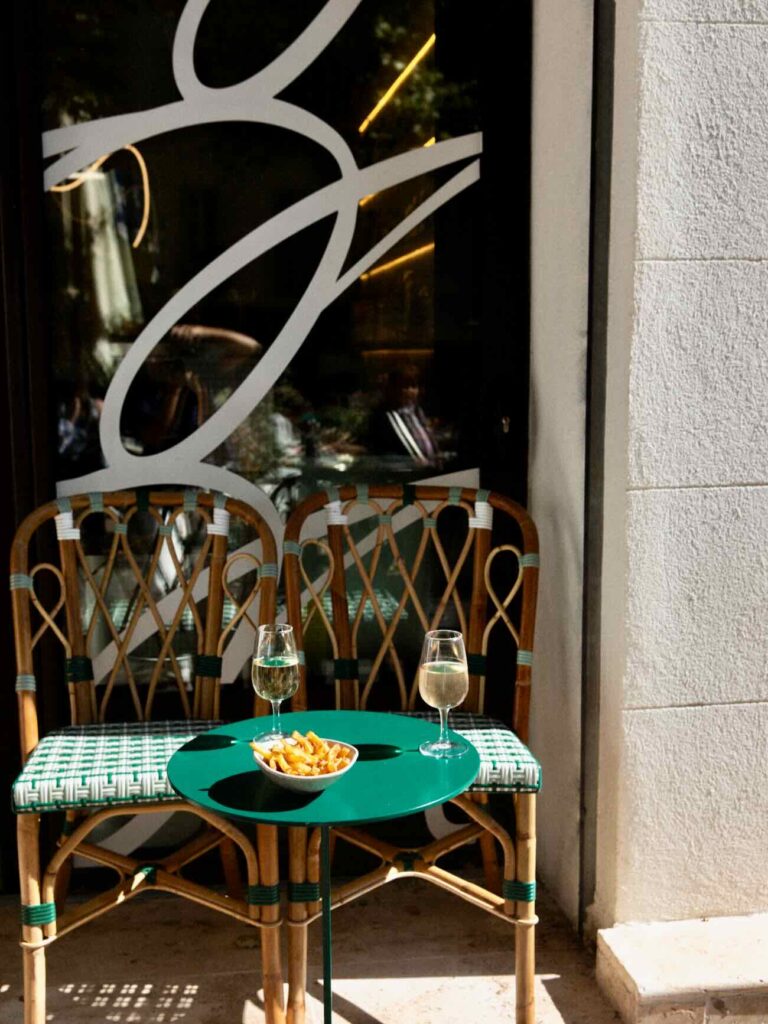 Sole est une brasserie marseillaise contemporaine située en bas du quartier du Panier à Marseille (apéro)
