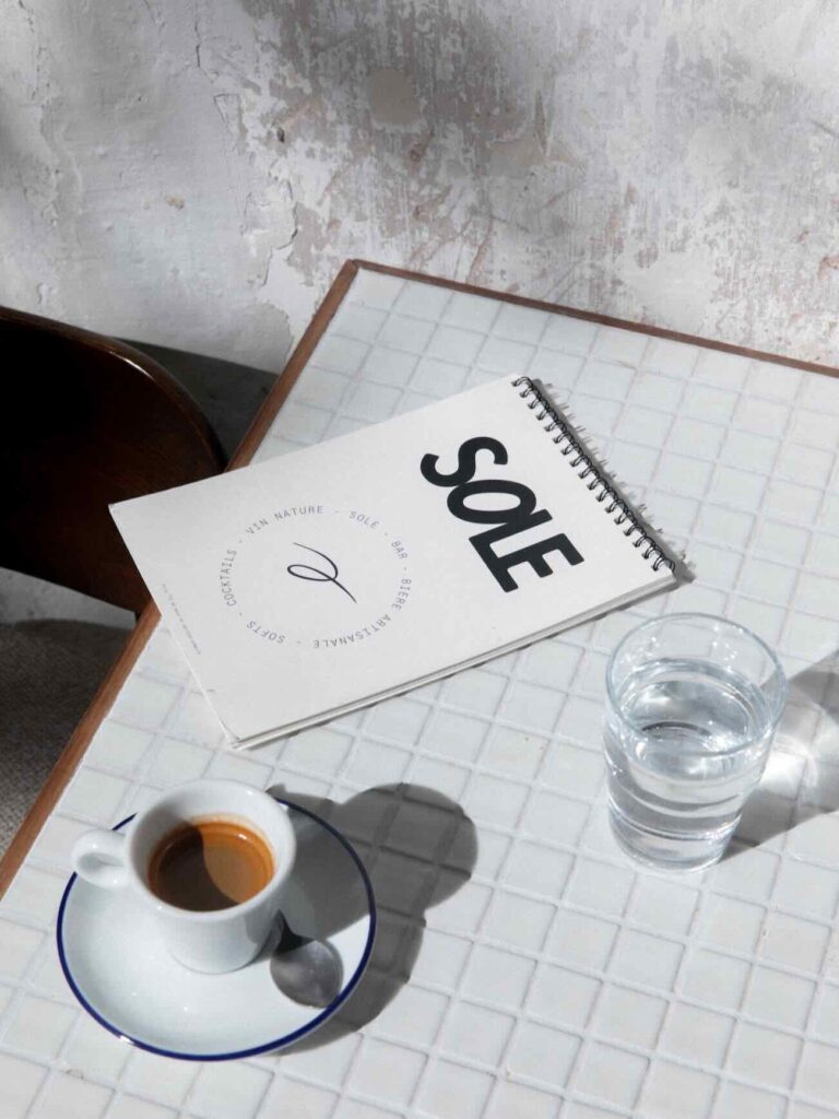 Sole est une brasserie marseillaise contemporaine située en bas du quartier du Panier à Marseille (café)