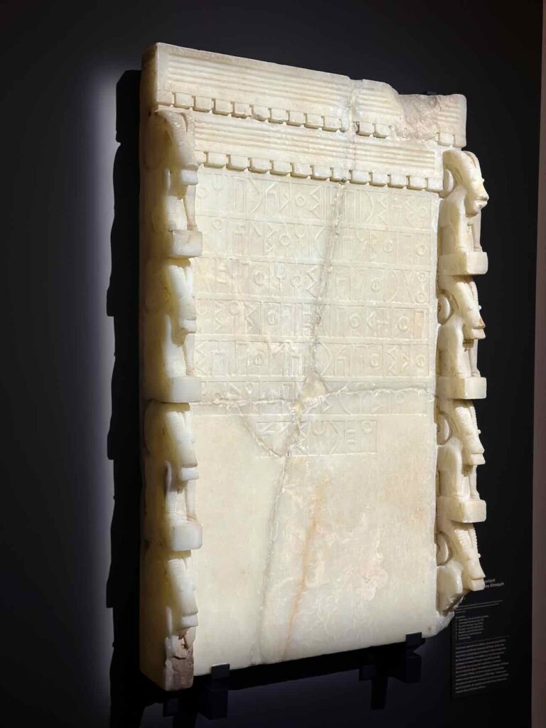 L’exposition Aden–Marseille. D’un port à l’autre retrace les liens millénaires entre le Yémen et la cité phocéenne, du commerce antique aux migrations modernes (albatre)