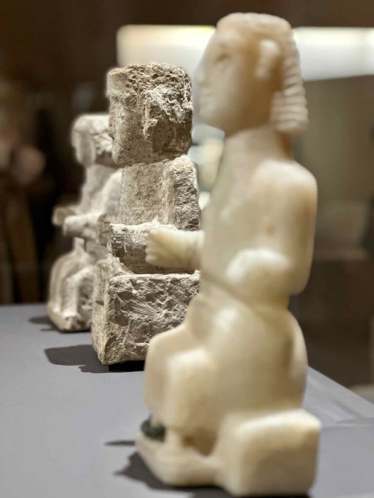 L’exposition Aden–Marseille. D’un port à l’autre retrace les liens millénaires entre le Yémen et la cité phocéenne, du commerce antique aux migrations modernes (statuette)