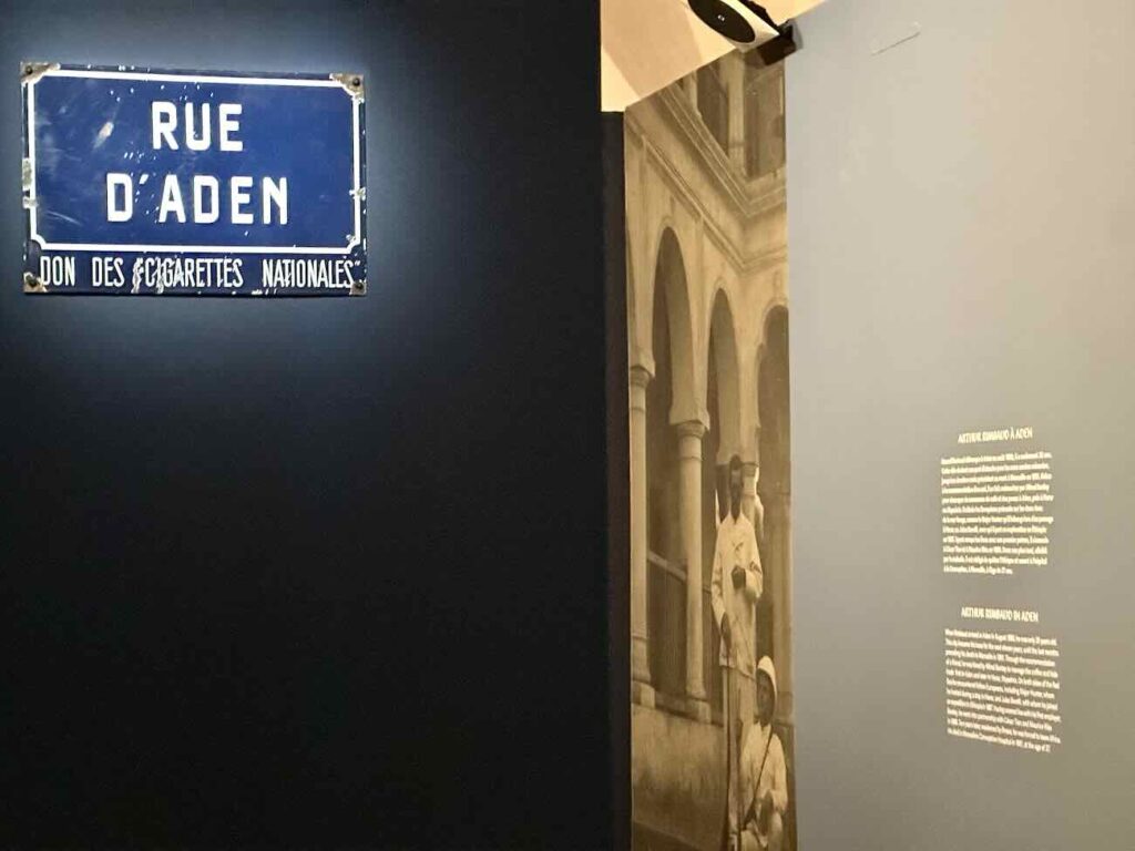 L’exposition Aden–Marseille. D’un port à l’autre retrace les liens millénaires entre le Yémen et la cité phocéenne, du commerce antique aux migrations modernes (rimbaud)