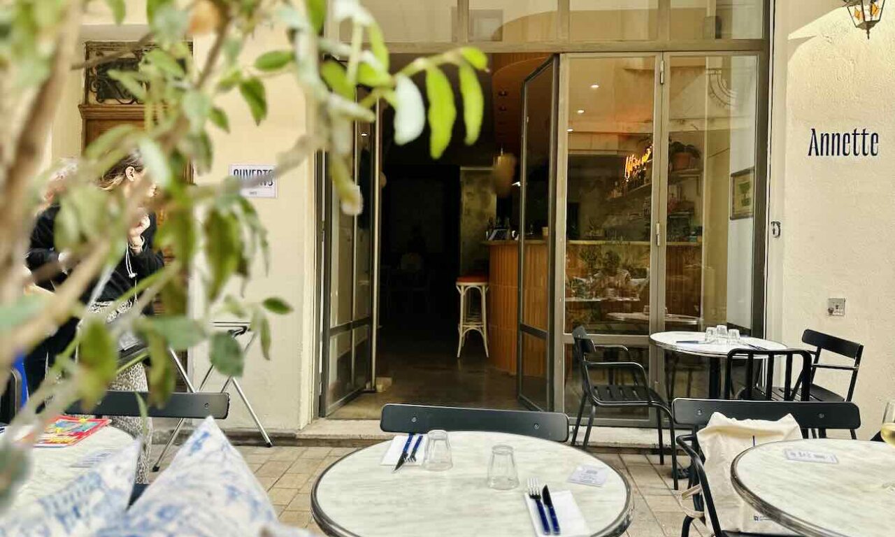 Annette est un restaurant situé en face de l'Opéra de Marseille qui revisite les plats iconiques de notre enfance (terrasse)