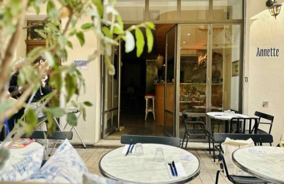 Annette est un restaurant situé en face de l'Opéra de Marseille qui revisite les plats iconiques de notre enfance (terrasse)
