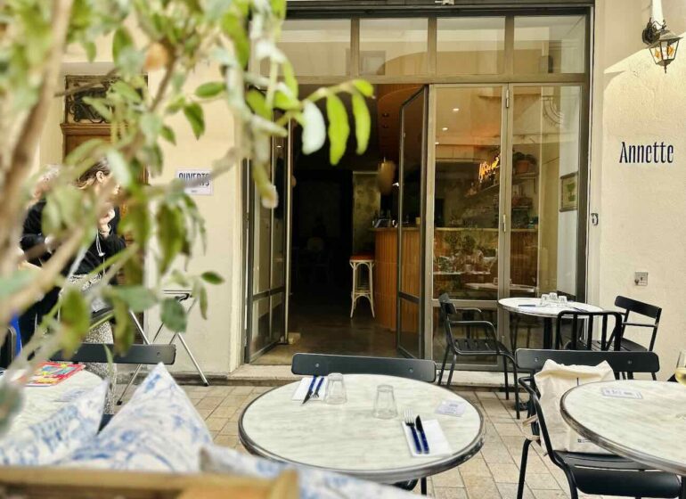 Annette est un restaurant situé en face de l'Opéra de Marseille qui revisite les plats iconiques de notre enfance (terrasse)