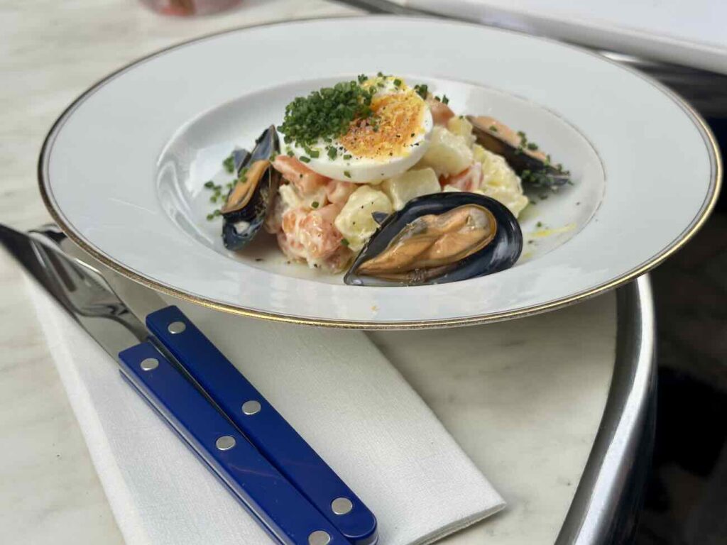 Annette est un restaurant situé en face de l'Opéra de Marseille qui revisite les plats iconiques de notre enfance (macedoine)