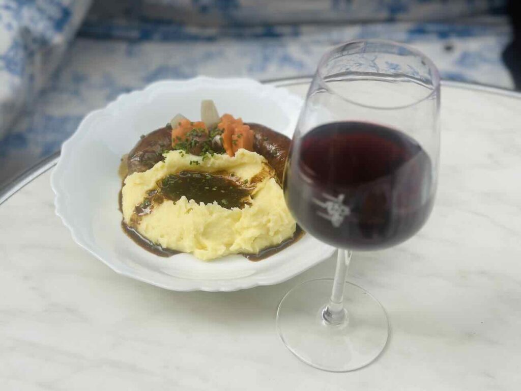 Annette est un restaurant situé en face de l'Opéra de Marseille qui revisite les plats iconiques de notre enfance (saucisse purée)