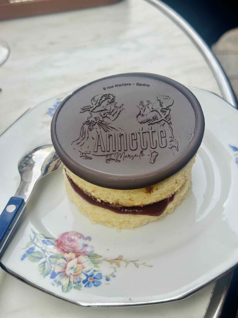 Annette est un restaurant situé en face de l'Opéra de Marseille qui revisite les plats iconiques de notre enfance (pims)