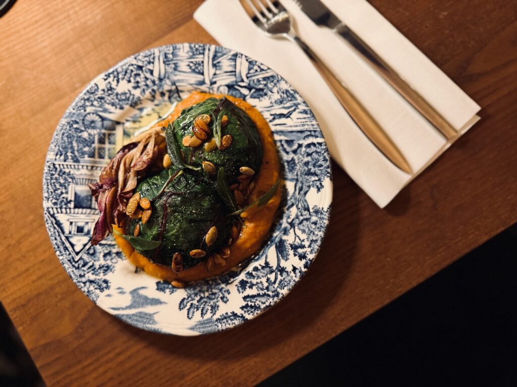 Le Bistrot Chave est un bistrot de quartier sur le boulevard Chave à Marseille. En cuisine le chef Robert Shipley concocte des assiettes gourmandes dopées sauce outre-Manche (blettes)