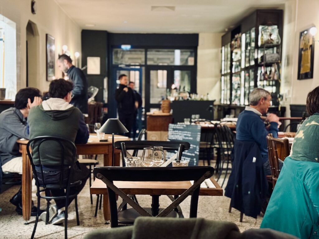 Le Bistrot Chave est un bistrot de quartier sur le boulevard Chave à Marseille. En cuisine le chef Robert Shipley concocte des assiettes gourmandes dopées sauce outre-Manche (intérieur)