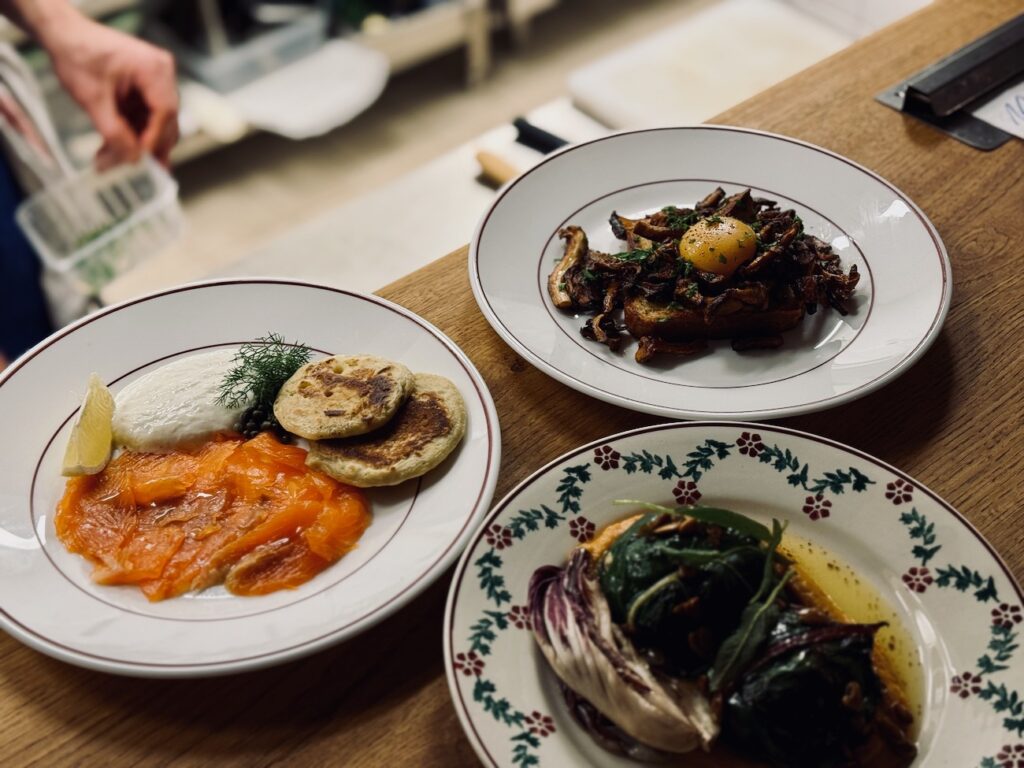 Le Bistrot Chave est un bistrot de quartier sur le boulevard Chave à Marseille. En cuisine le chef Robert Shipley concocte des assiettes gourmandes dopées sauce outre-Manche (comptoir)