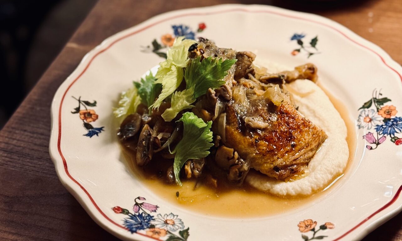 Le Bistrot Chave est un bistrot de quartier sur le boulevard Chave à Marseille. En cuisine le chef Robert Shipley concocte des assiettes gourmandes dopées sauce outre-Manche (pintade)