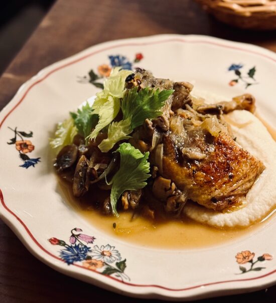 Le Bistrot Chave est un bistrot de quartier sur le boulevard Chave à Marseille. En cuisine le chef Robert Shipley concocte des assiettes gourmandes dopées sauce outre-Manche (pintade)
