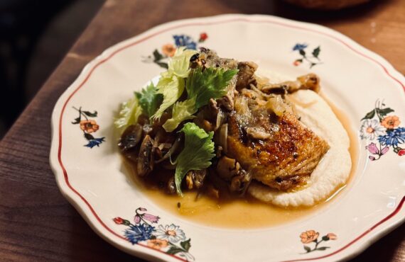 Le Bistrot Chave est un bistrot de quartier sur le boulevard Chave à Marseille. En cuisine le chef Robert Shipley concocte des assiettes gourmandes dopées sauce outre-Manche (pintade)