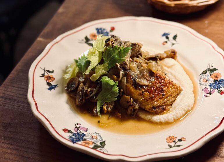 Le Bistrot Chave est un bistrot de quartier sur le boulevard Chave à Marseille. En cuisine le chef Robert Shipley concocte des assiettes gourmandes dopées sauce outre-Manche (pintade)