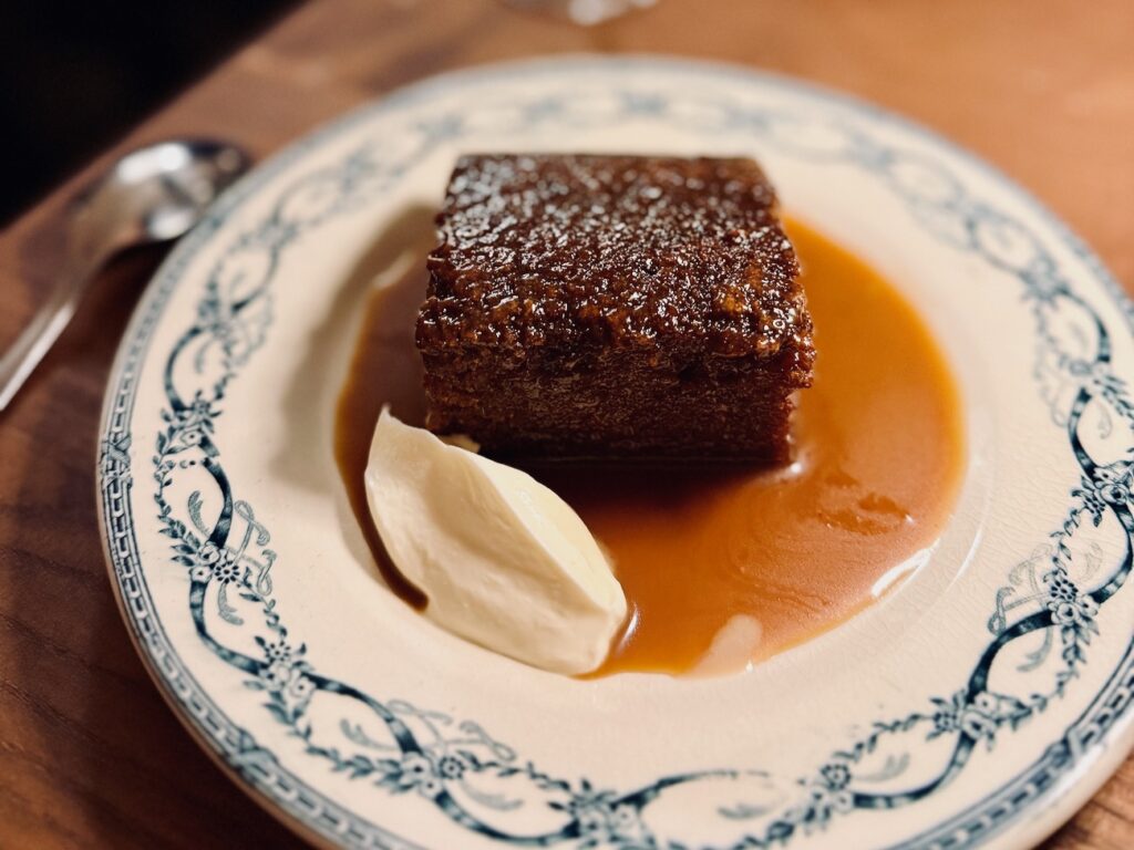 Le Bistrot Chave est un bistrot de quartier sur le boulevard Chave à Marseille. En cuisine le chef Robert Shipley concocte des assiettes gourmandes dopées sauce outre-Manche (stick touffe pudding)