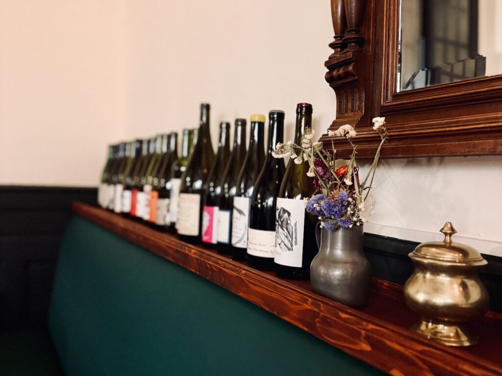 Le Bistrot Chave est un bistrot de quartier sur le boulevard Chave à Marseille. En cuisine le chef Robert Shipley concocte des assiettes gourmandes dopées sauce outre-Manche (banquette)