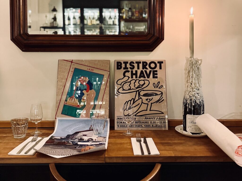 Le Bistrot Chave est un bistrot de quartier sur le boulevard Chave à Marseille. En cuisine le chef Robert Shipley concocte des assiettes gourmandes dopées sauce outre-Manche (déco)