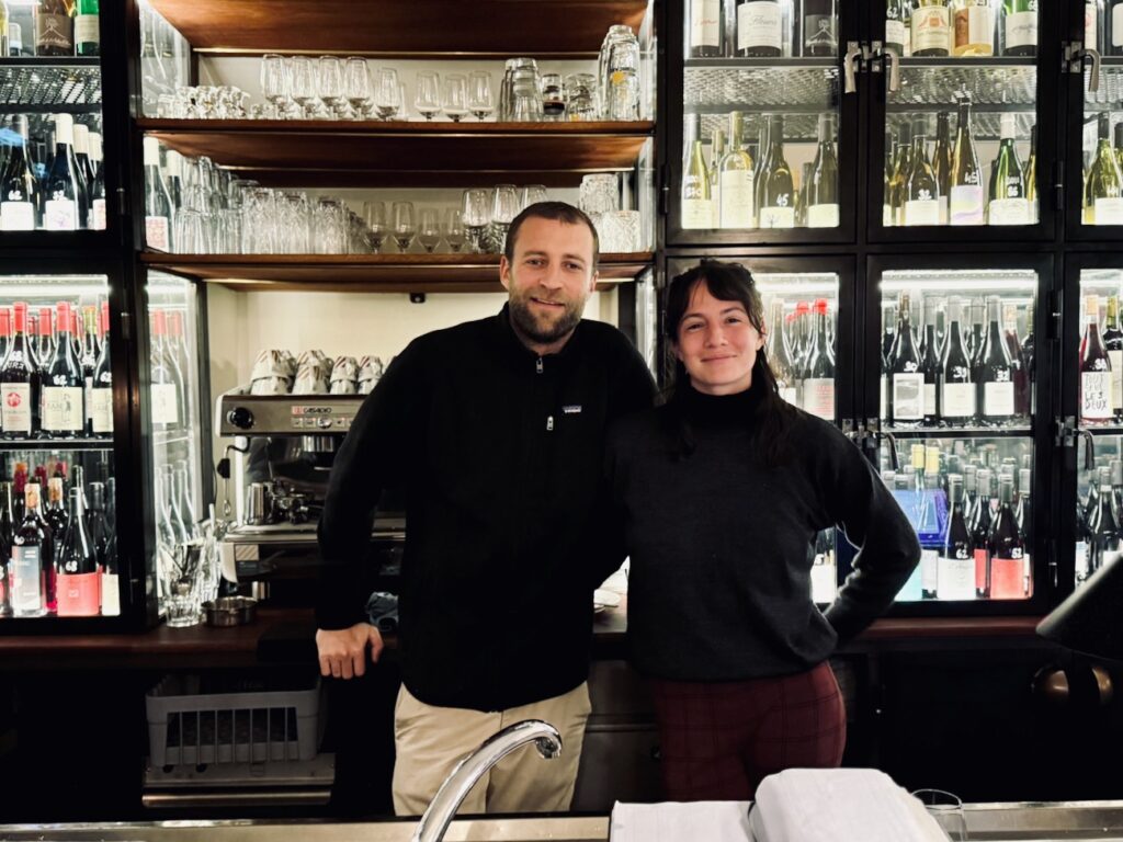 Le Bistrot Chave est un bistrot de quartier sur le boulevard Chave à Marseille. En cuisine le chef Robert Shipley concocte des assiettes gourmandes dopées sauce outre-Manche (Guillaume et Sarah)