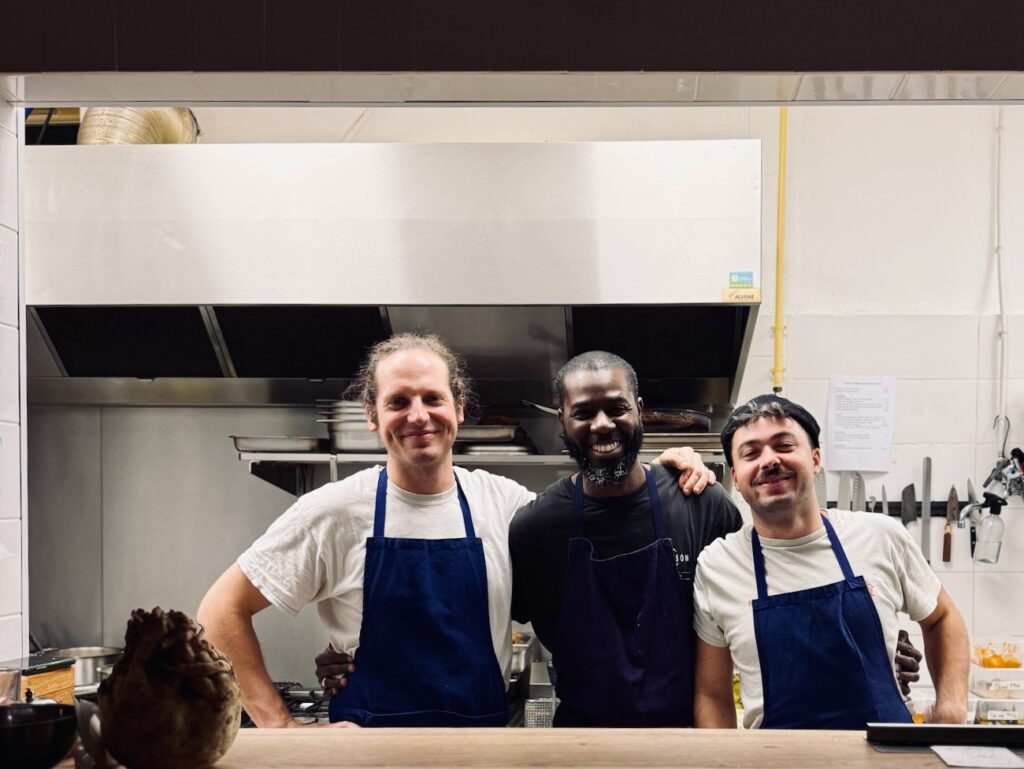 Le Bistrot Chave est un bistrot de quartier sur le boulevard Chave à Marseille. En cuisine le chef Robert Shipley concocte des assiettes gourmandes dopées sauce outre-Manche (chef et sous chefs)