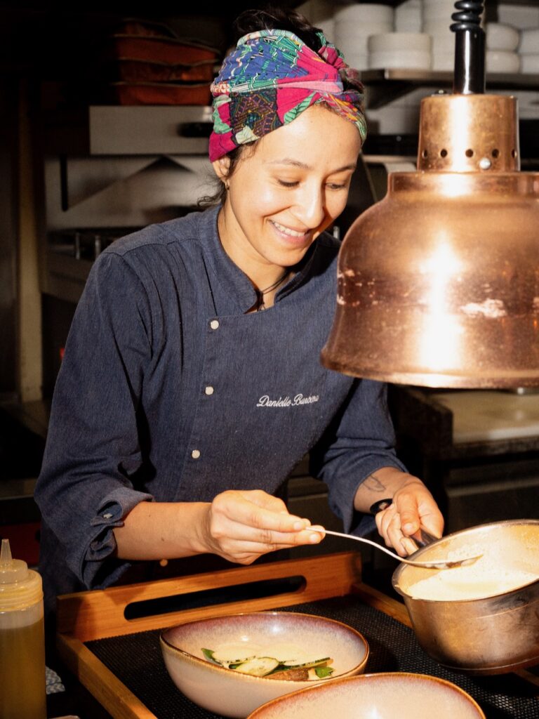 Bucado est un restaurant franco-brésilien situé dans le quartier de Catsellane à Marseille où la cheffe Daniella Barbosa (lauréate MasterChef Brésil 2020) célèbre la rencontre entre la gastronomie française, les terroirs marseillais et l’âme brésilienne.  (Danielle Barbosa 2)