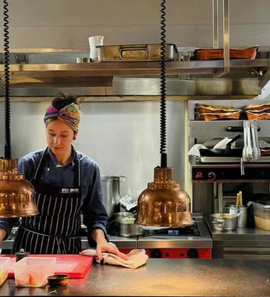 Bucado est un restaurant franco-brésilien situé dans le quartier de Catsellane à Marseille où la cheffe Daniella Barbosa (lauréate MasterChef Brésil 2020) célèbre la rencontre entre la gastronomie française, les terroirs marseillais et l’âme brésilienne.  (Cheffe Danielle Barbosa)
