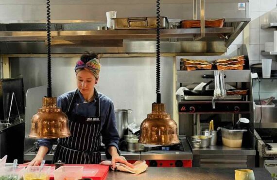 Bucado est un restaurant franco-brésilien situé dans le quartier de Catsellane à Marseille où la cheffe Daniella Barbosa (lauréate MasterChef Brésil 2020) célèbre la rencontre entre la gastronomie française, les terroirs marseillais et l’âme brésilienne.  (Cheffe Danielle Barbosa)